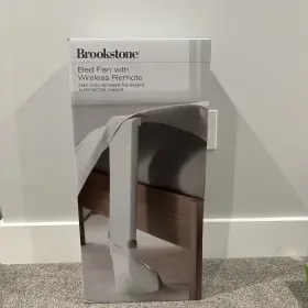 826456 Brookstone New Bed Side Fan With Wireless Remote