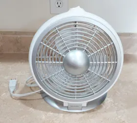 0018005 Feature Comforts 7 Inch Personal Desk White Fan Adjustable Angle 1 Speed