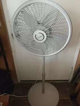 8351 Lasko Off-white 18-inch Adjustable Oscillating 3-speed Pedestal Fan-used/g