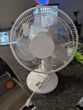 Ft30-8mbw Mainstays 12-inch 3-speed Oscillating Table Fan White Used But Works Great