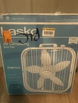 Lasko Air Circulating Box Fan White 3-SPEED Carry Handle Steel/plastic 5-BLADE. Fixed Price $15.00.